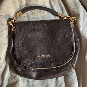Medium sized Black leather shoulder bag with a crossbody strap included.